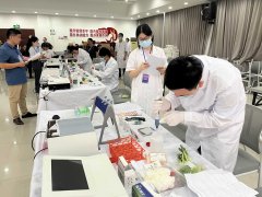 市市场监管局相关科室人员和食物药品查验检测